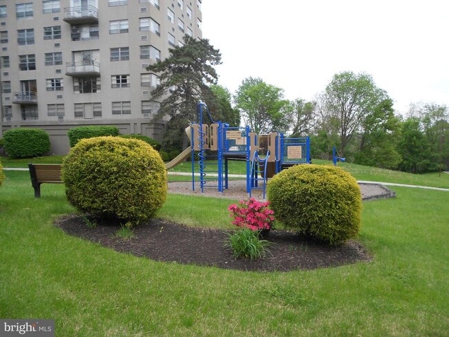 Building Photo - 1030 E Lancaster Ave Unit 1021