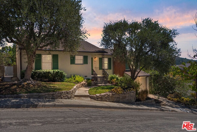 Building Photo - 214 Sequoia Dr