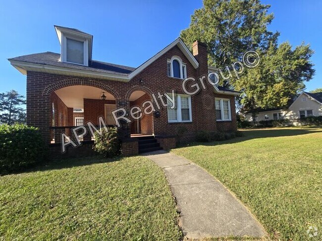 Building Photo - Beautiful all brick three bedroom home in ...