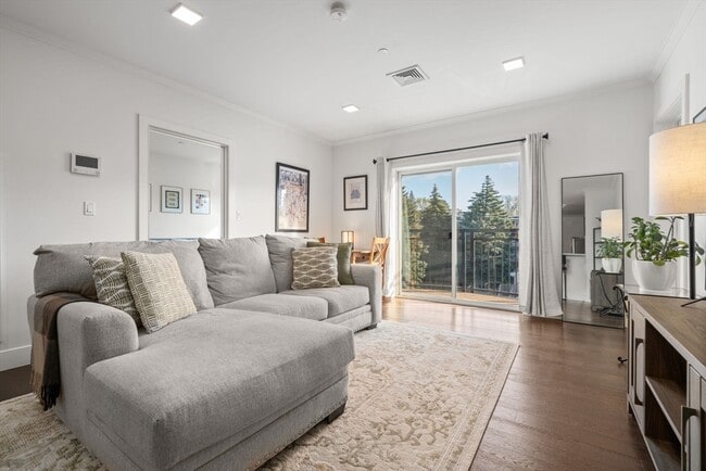 Photo - 320 Maverick St Unit 303