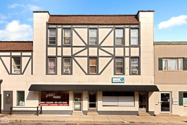 Building Photo - 107 1/2 Dean St Unit 3S