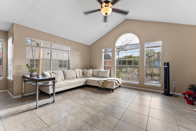 Photo - 1365 Crystal Way Unidad H