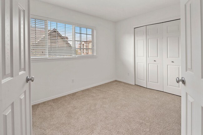 Photo - 3 bed/2.5 bath Townhome + 2 Car Garage + Washer/Dryer + Fenced Front Patio