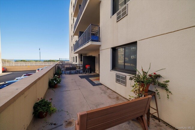 Building Photo - 420 Shore Rd Unit 1F