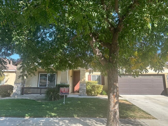 Building Photo - Spacious house in a well established neighborhood close to shopping and restaurants!