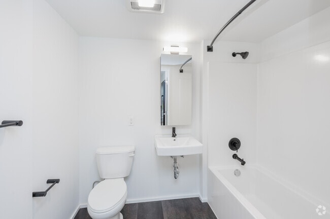 STU - 332SF - Bathroom