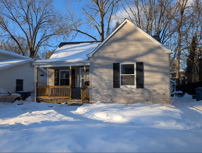 Building Photo - 411 E School St