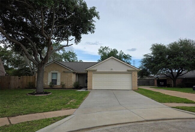 Building Photo - East Heatherock Circle, Sugar Land, TX 77479 - 3 BR 2 BA single-family home