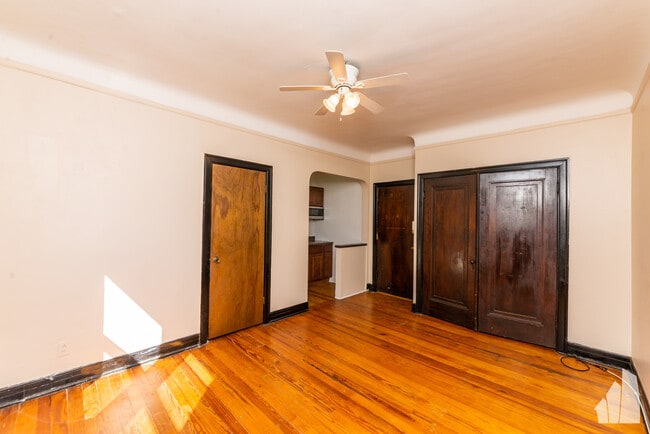 Building Photo - 956 W Cuyler Ave Unit 303 Rental