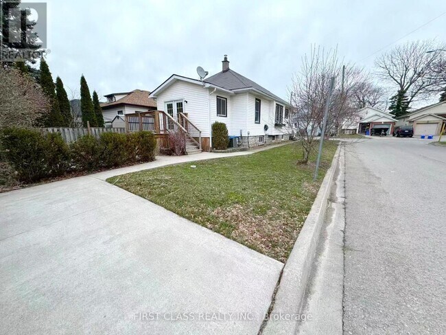 Photo - 9 Grantham Ave S