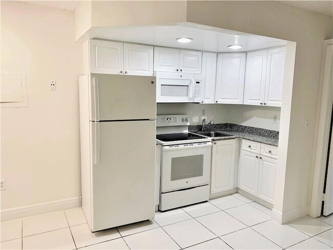 Building Photo - 19455 NE 10th Ave Unit 2-121 Rental