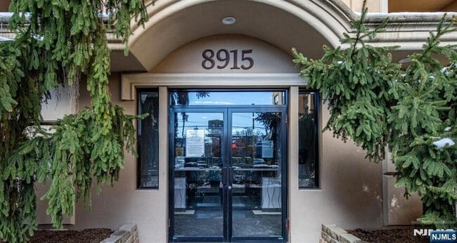 Building Photo - 8915 Bergenwood Ave Unit 61