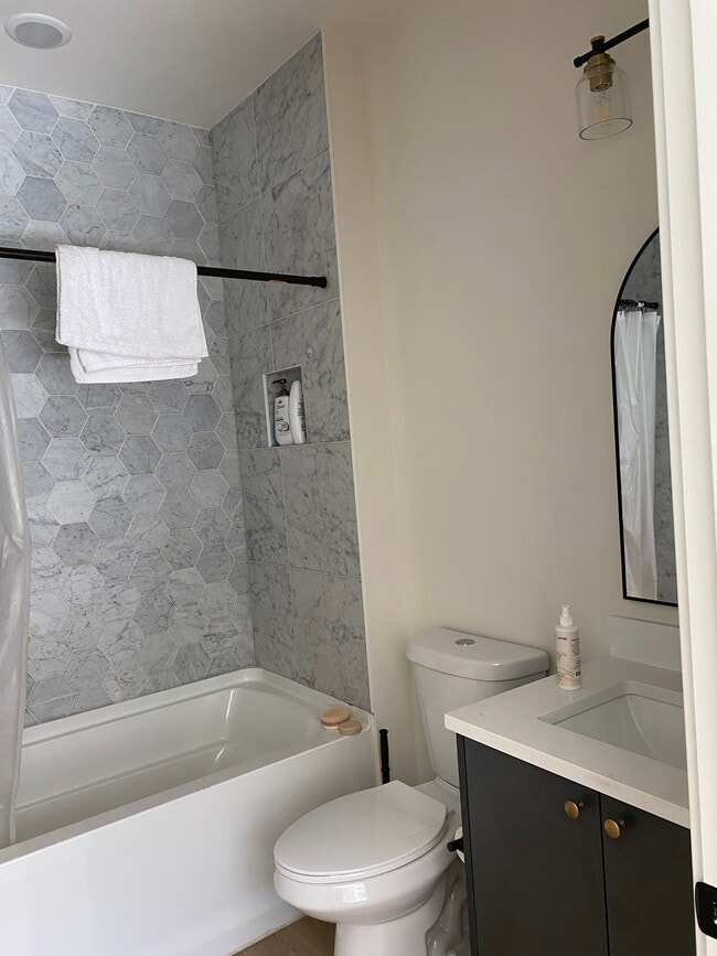 Photo - 7519 N Clarendon Ave Unit 4