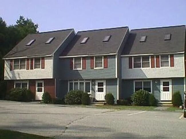 Building Photo - 3 bed 1/5 bath Townhome available 8/15/25