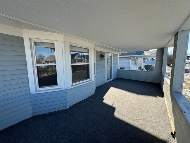 Photo - 2121 Wyandotte Ave Unidad 2123 Wyandotte Ave (Upper)