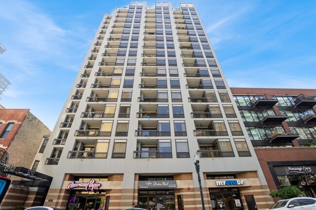 Building Photo - 1212 N Wells St Rental