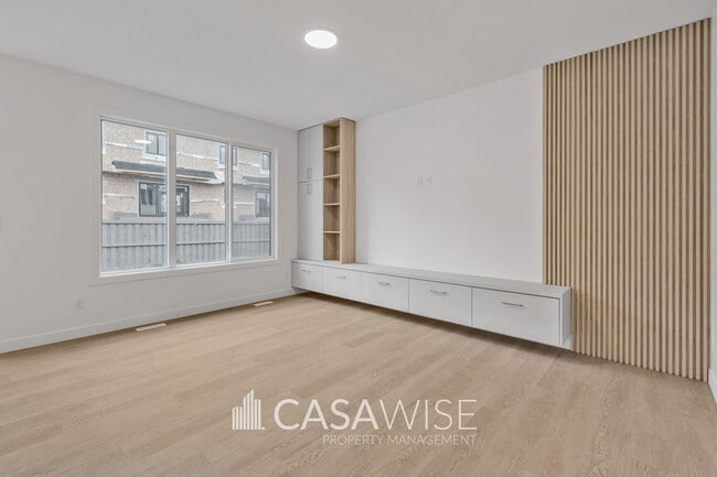 Photo - 22128-22194 94 Ave NW