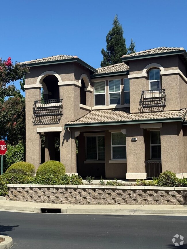 Building Photo - GORGEOUS 3 BEDROOM 2.5 BATH TOWNHOUSE