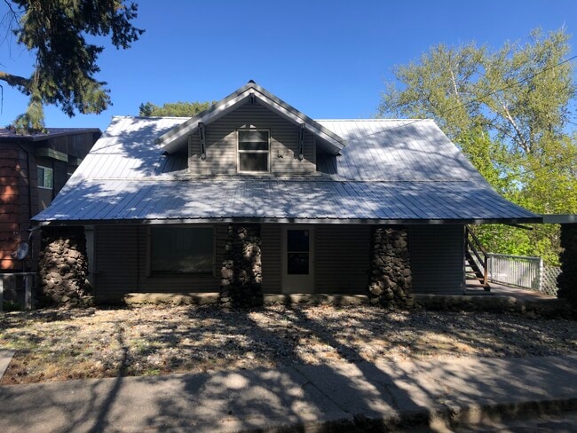 Photo - 745 NE Maple St