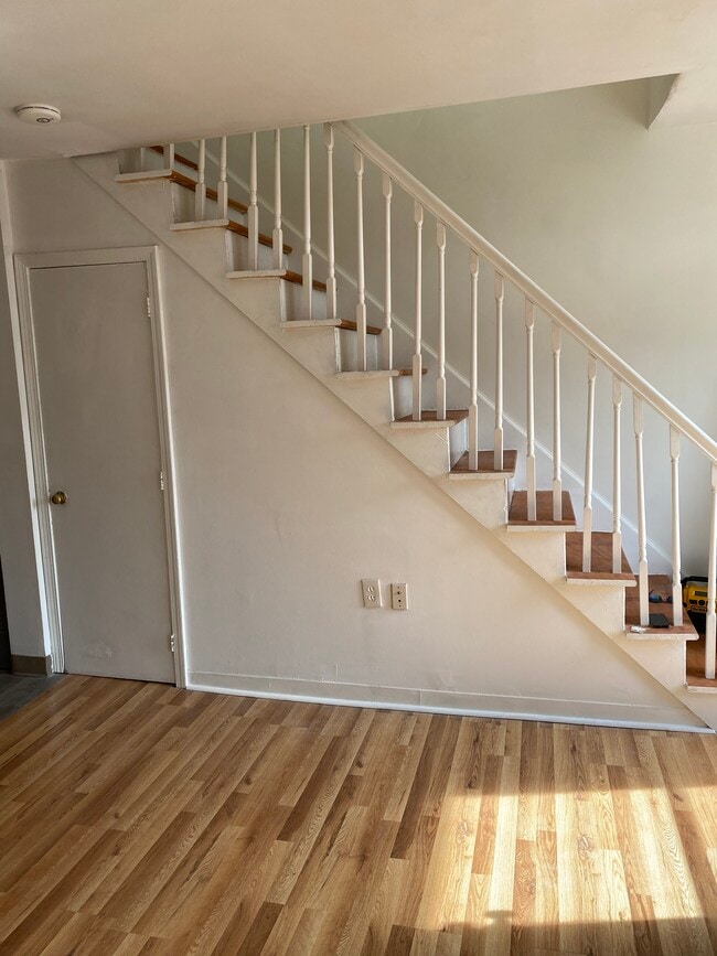 Escaleras del primer piso y puerta de entrada al sótano - 36 Cork St Casa