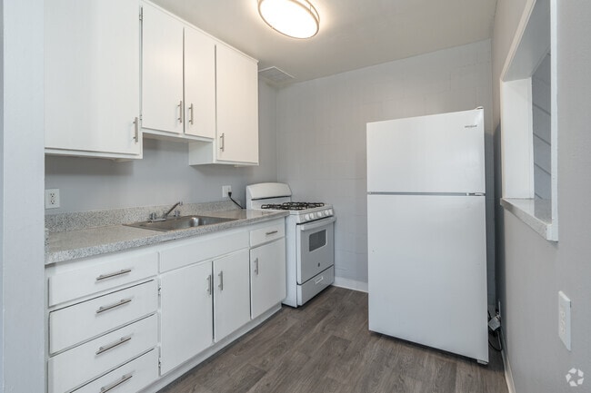 1BR, 1BA - 886SF - Kitchen - Desert Fountains at Palm Desert