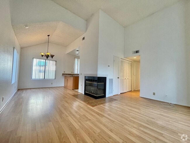 Building Photo - 2 Bed 2 Bath Corner Townhome
