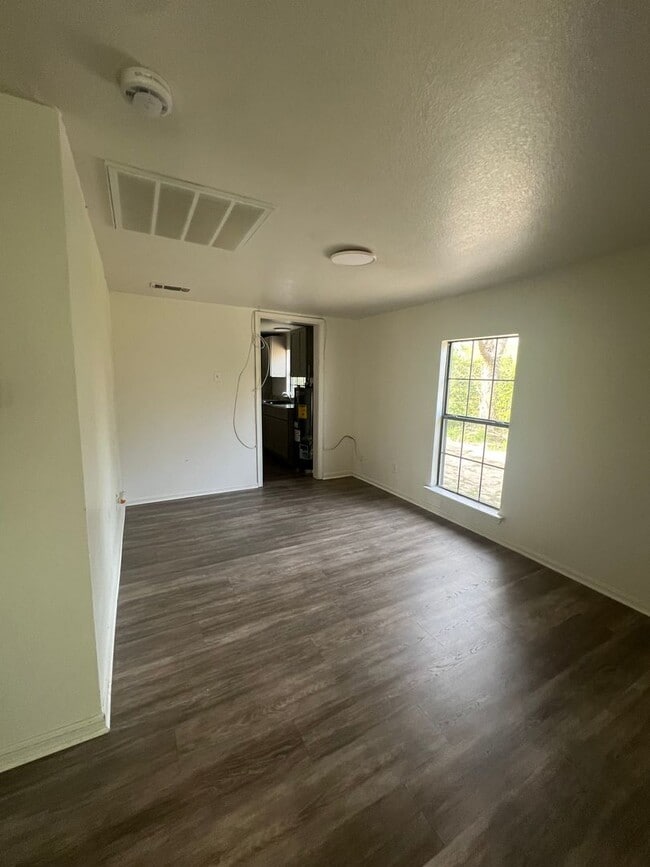 Building Photo - 3/1 Waco