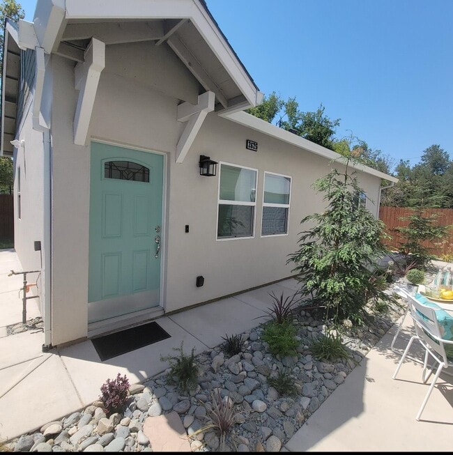 Photo - 2625 Beaumont St