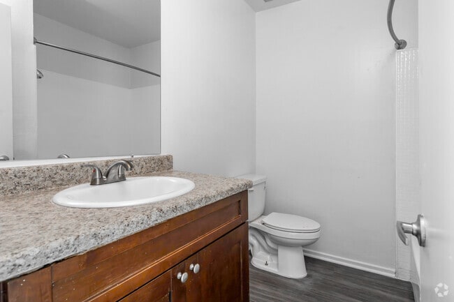 2BR, 1.5BA - 940SF - Bathroom