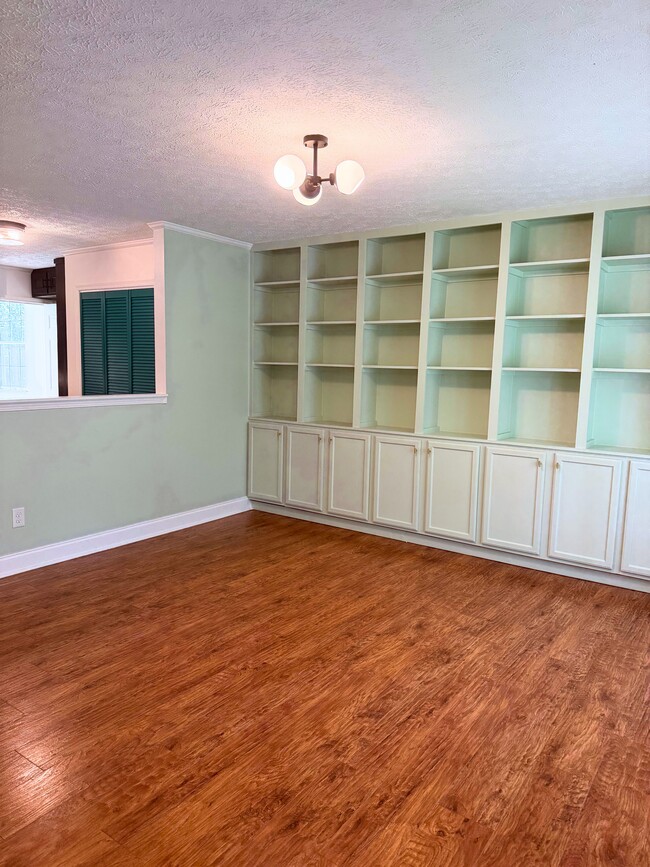Photo - 1814 Francis Rd