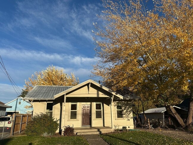 Building Photo - Freshly Updated 2-Bedroom Home!