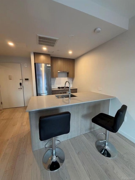 Building Photo - 131-02B 40th Rd Unit 7O