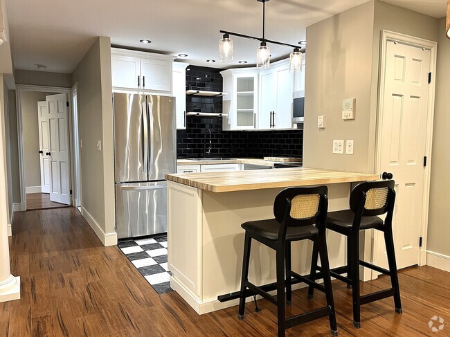 Building Photo - 382 Great Rd Unit 302 Rental