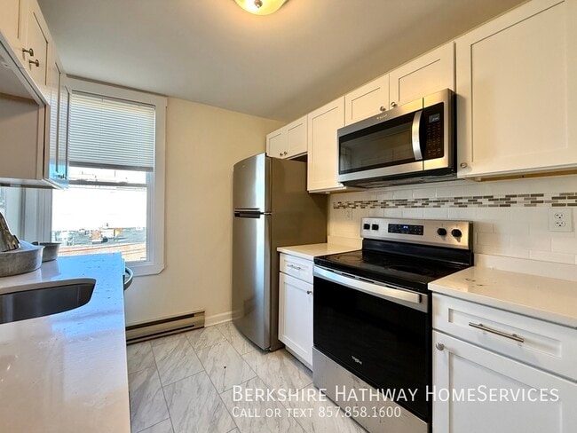 Building Photo - 35 Davis Square Unit PH9