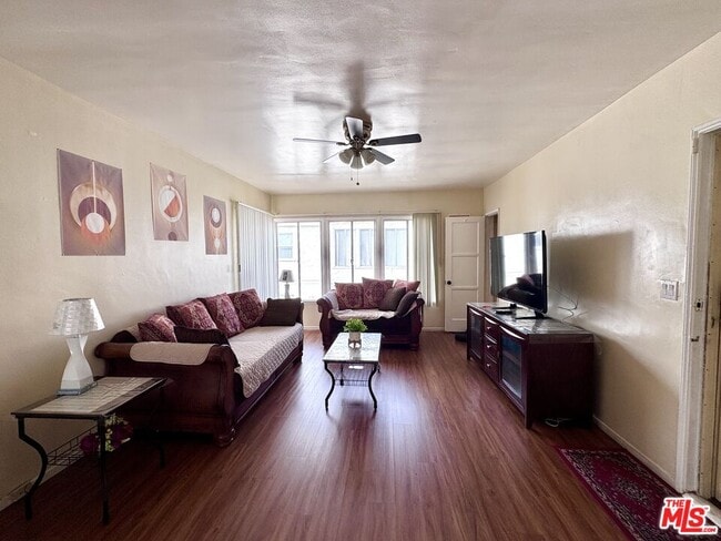 Photo - 8211 Crenshaw Dr Unidad 8213 1/2