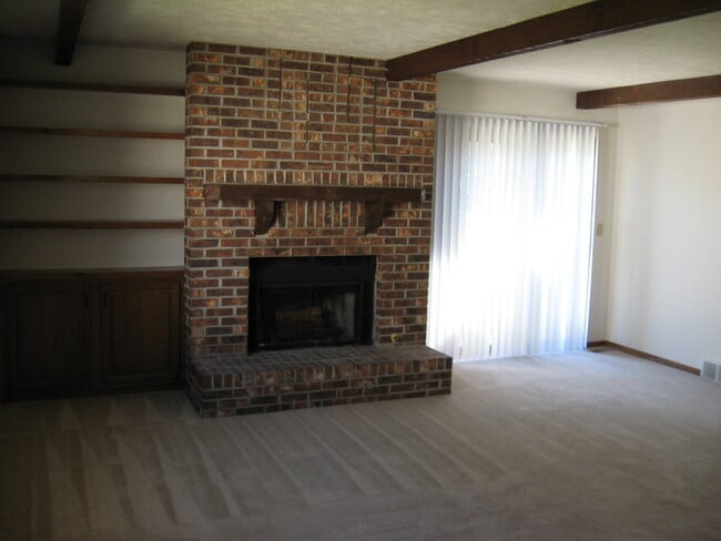 Building Photo - Ben Inc Duplexes - Scwalb Realty Unit 3511S135