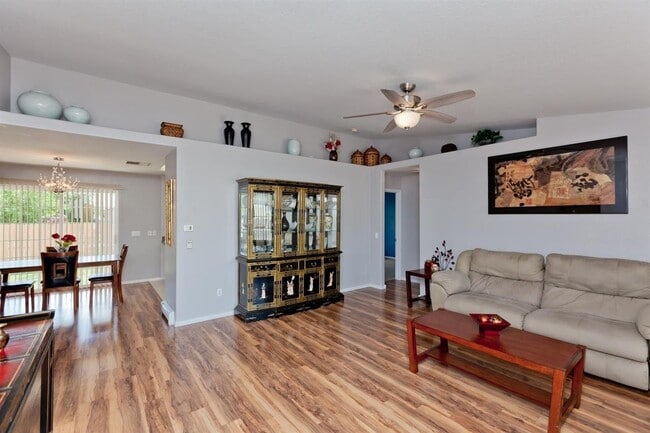 Photo - 541 Shanne St