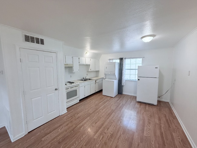 Photo - 629 Papworth Ave Unit Apt F