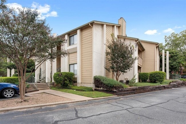 Building Photo - 9100 Mountain Ridge Dr Unit 105