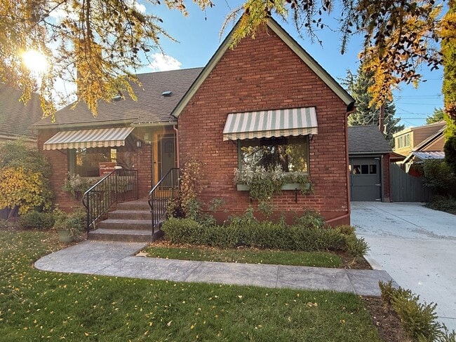 Building Photo - Now renting 3 bedroom House, visit our web...