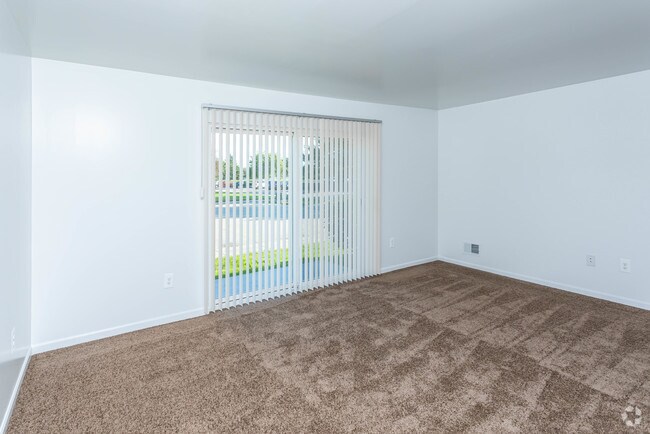 1BR, 1BA - 700 SF