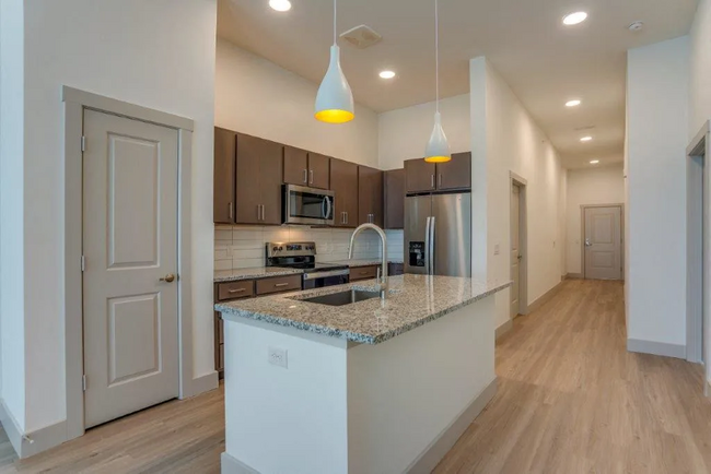 Building Photo - Valor at the Realm Rental
