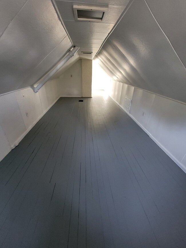 Photo - 952 Whitby Rd