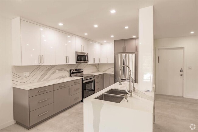 Building Photo - 4100 N 58th Ave Unit 208 Rental