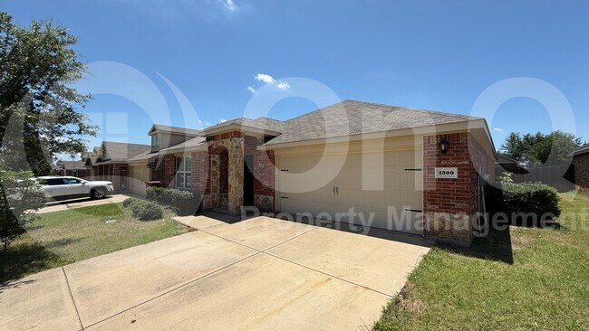 Photo - 1309 Basswood Ln House
