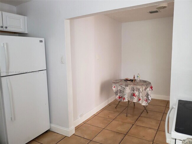 Photo - 580 NW 95th St Unidad 2