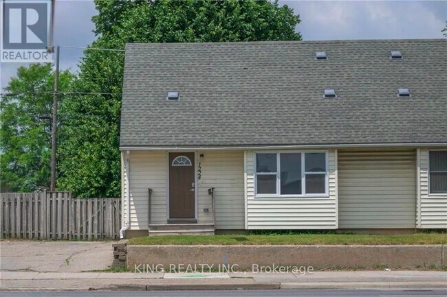 Photo - 1224 Oxford St E