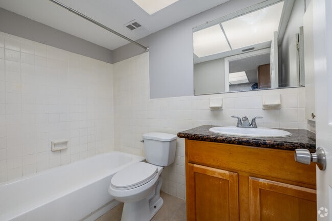 1BR, 1BA - 674SF - Bathroom