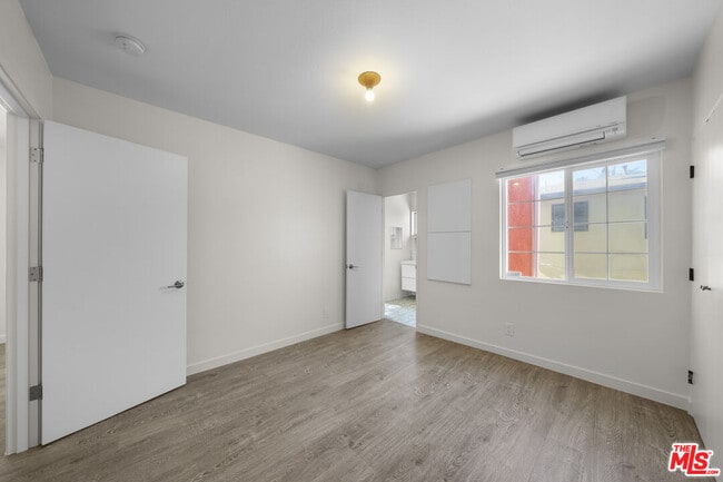 Photo - 951 N Hoover St