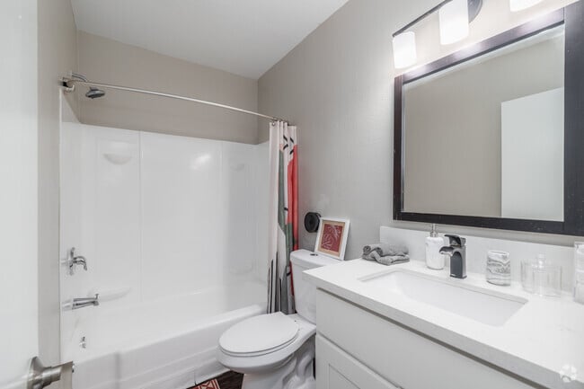2BR, 2BA - 800SF - Bathroom